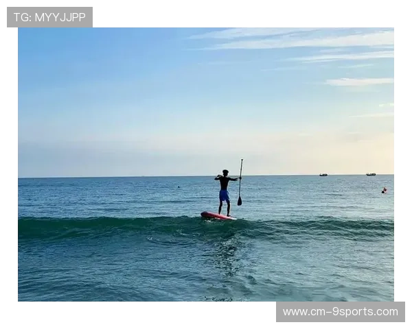 冲浪少年被浪卷走十秒后以冠军姿态归来 冲浪少年被浪卷走十秒后以冠军姿态归来